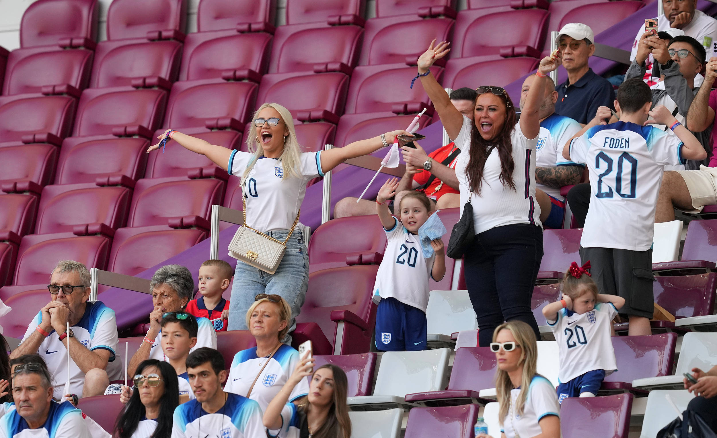 扑克游戏-精彩的比赛呈现给球迷们一场视觉盛宴(球赛精彩瞬间)